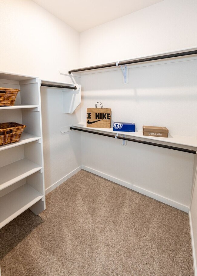 Building Photo - 3 Bedroom End Unit Luxury Townhome in Moun...