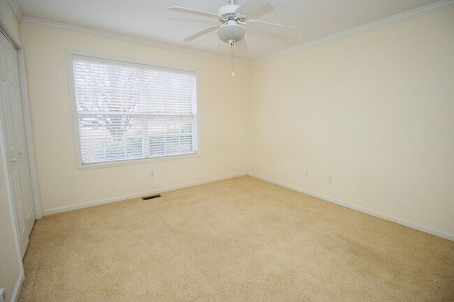 Building Photo - Charming 3 Bedroom, 2 Bathroom in Rosewood - Available May 2026!