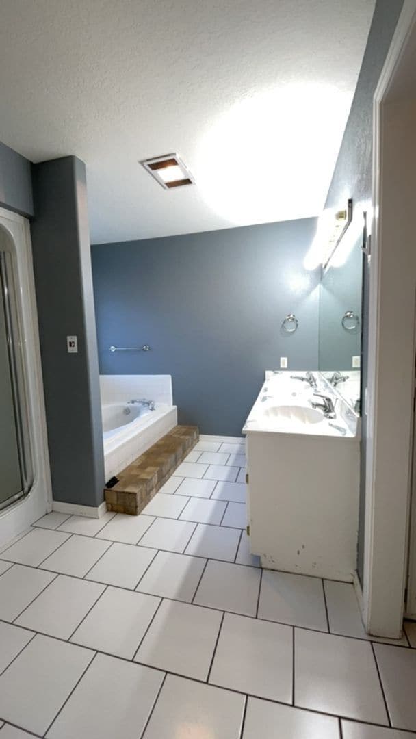 Building Photo - Well-maintained 3-bedroom, 2-bath home in ...