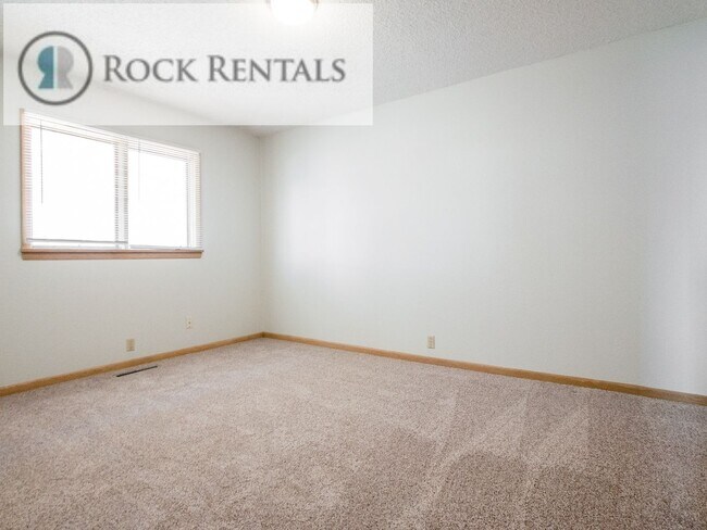 Building Photo - 228 E 5th Ave