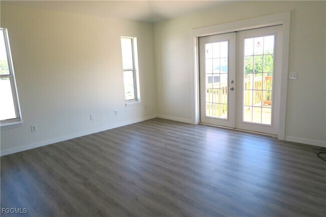 Building Photo - 2309 SE 5th Pl