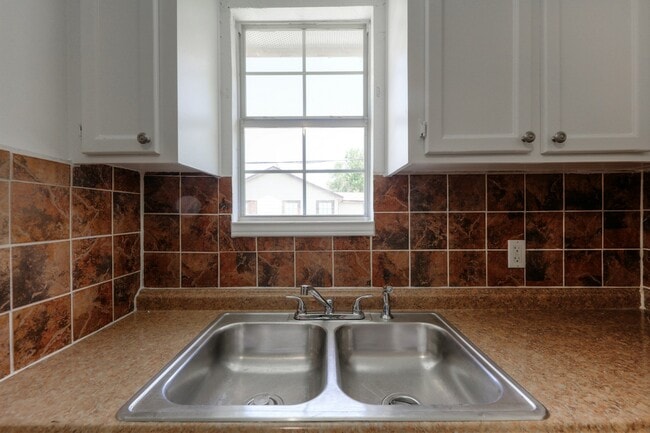 Building Photo - 2312 Carolina Ave