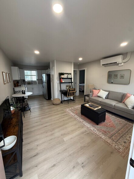 Building Photo - 3013 W Lakeside Dr