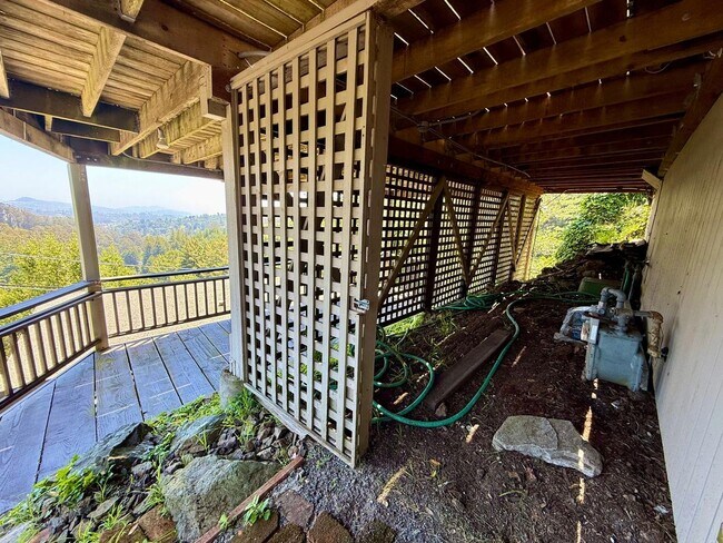 Building Photo - SPACIOUS THREE BED / THREE BATH HOME OFF OF PANORAMIC HWY WITH STUNNING VIEWS