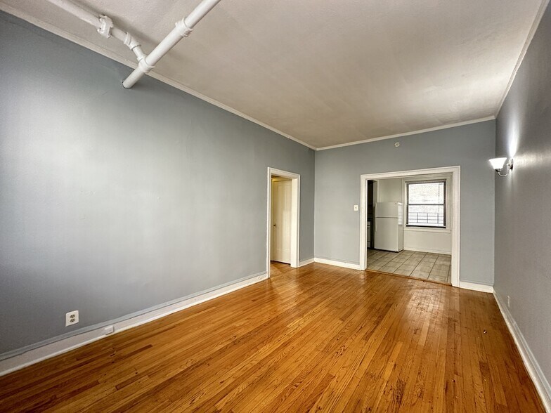 Building Photo - 1321.5 W Estes Ave