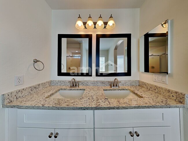 Building Photo - 11409 W Davis Ln