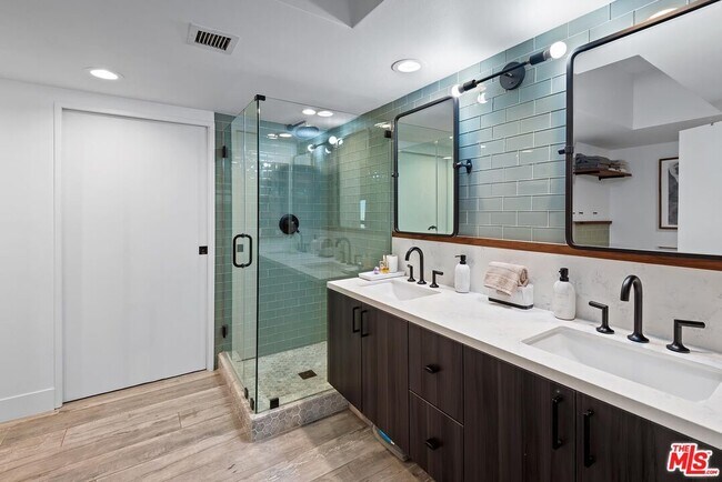 Building Photo - 13700 Marina Pointe Dr