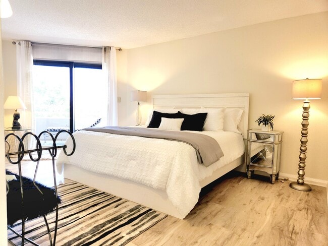 Building Photo - 5950 Pelican Bay Plaza S