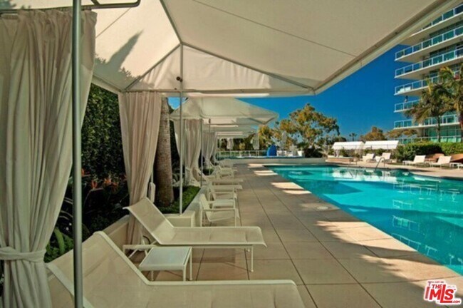 Building Photo - 13700 Marina Pointe Dr
