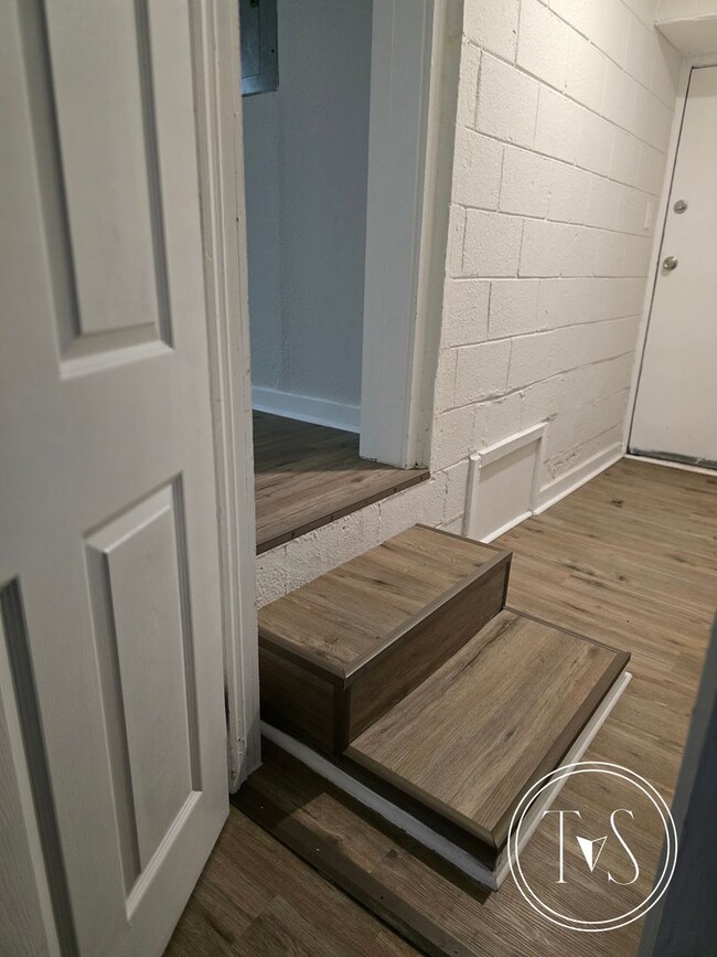 Building Photo - Move-in ready NOW!