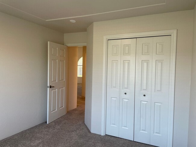 Building Photo - Stunning 3 Bedroom 2 Bath Home- Located in Friendly Central Point-Over 1600 Sq. Ft.