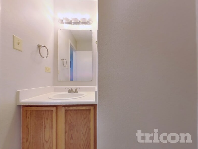 Building Photo - 1905 Blue Pine Ln