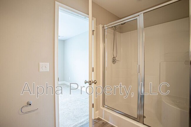 Building Photo - 830 Chartwell Dr