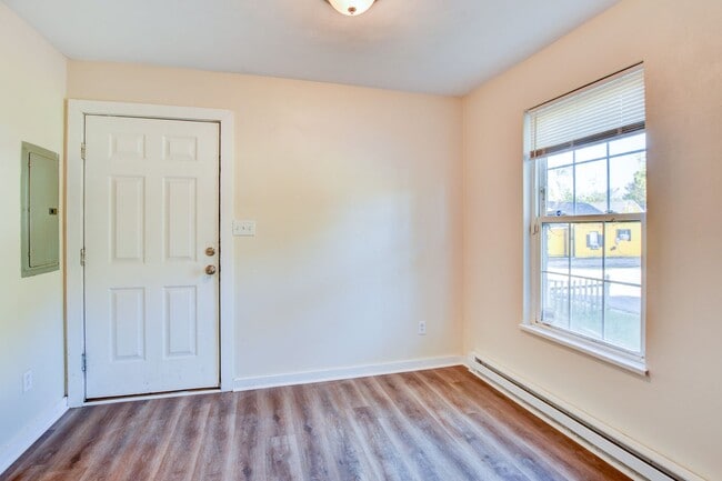 Building Photo - 3 Bedroom 1 Bathroom