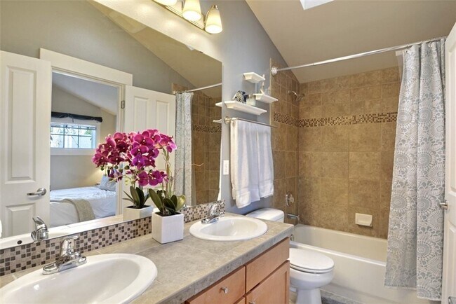 Building Photo - Stylish Townhome 4 Blocks North of Green Lake