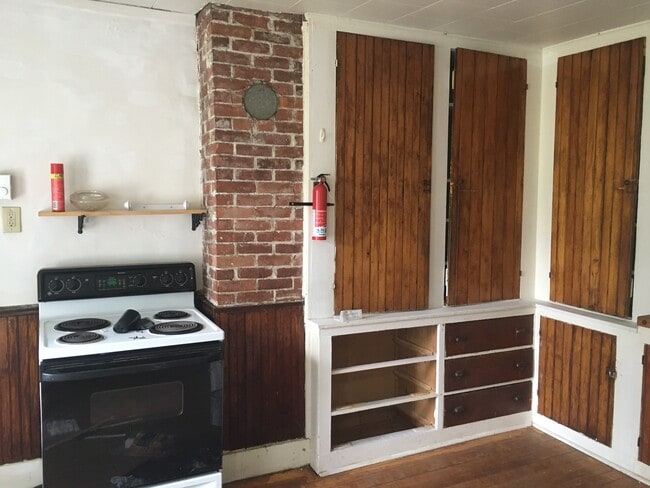 Building Photo - 139 Railroad St