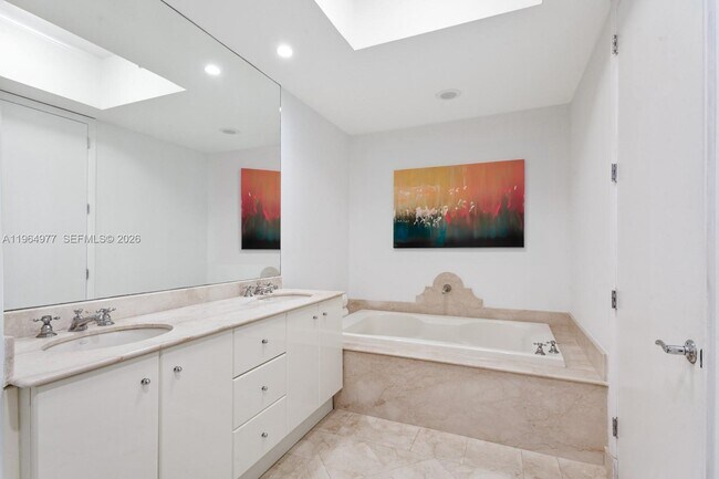 Building Photo - 100 South Pointe Dr