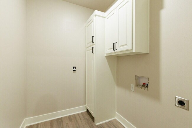 Building Photo - 5825 Grinnell St