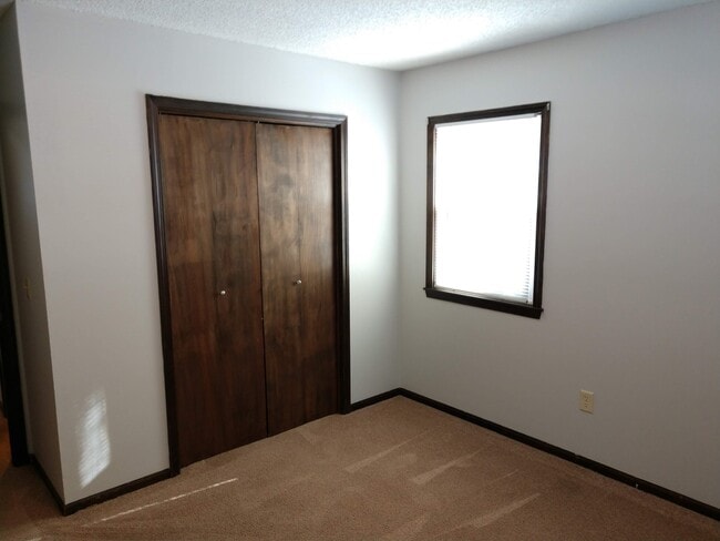 Building Photo - 2 Bedroom Duplex located on East Side of MHK!