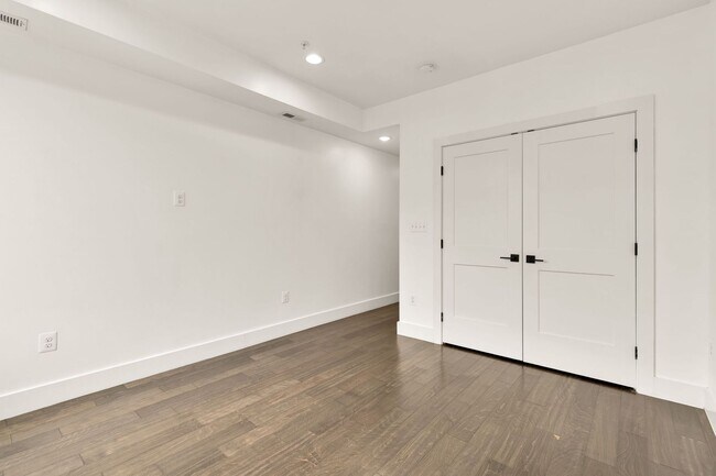 Building Photo - Beautiful 2 Bed/2 Bath in Petworth