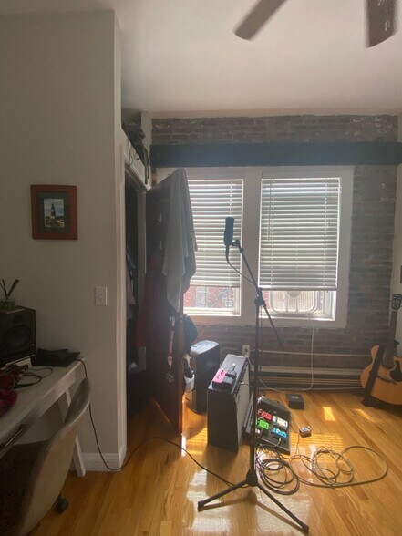 Building Photo - 47 Linden St