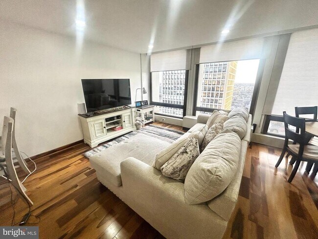 Building Photo - 200 Locust St