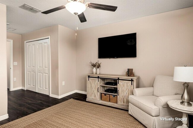Building Photo - 724 Royal Empress Dr