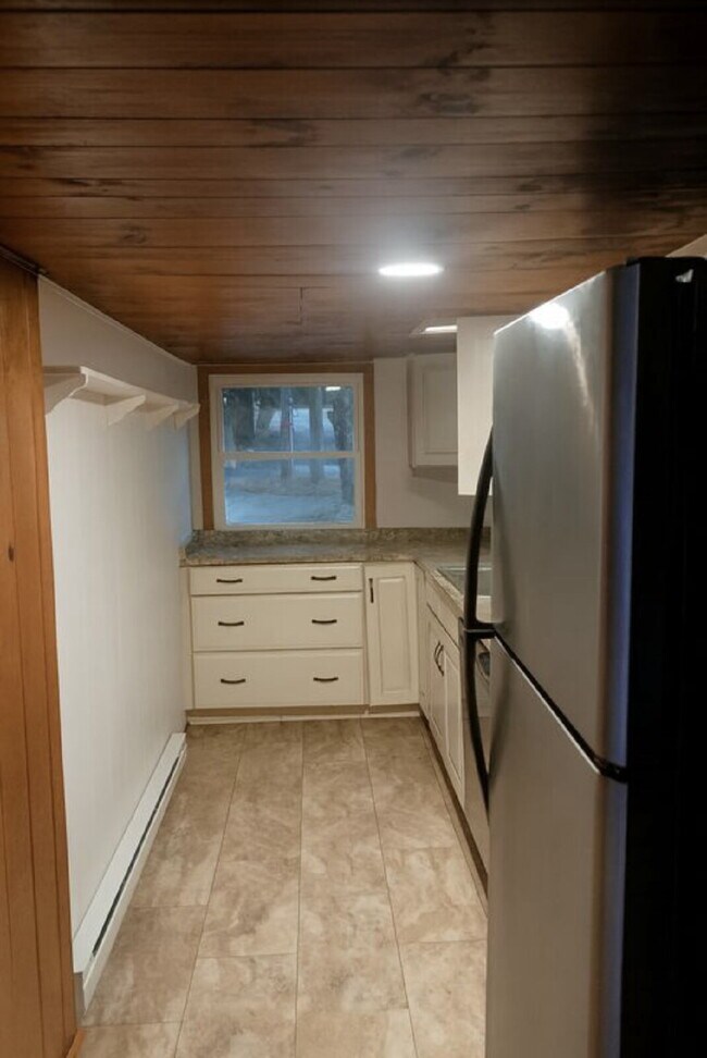 Building Photo - "Charming 2-Bedroom Retreat with Granite Touches and Hardwood Elegance in Hendersonville!"