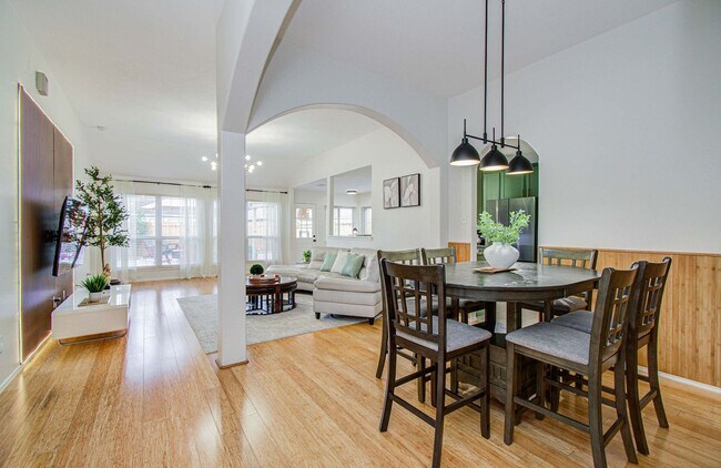 Building Photo - 7211 Crescent Mills Dr