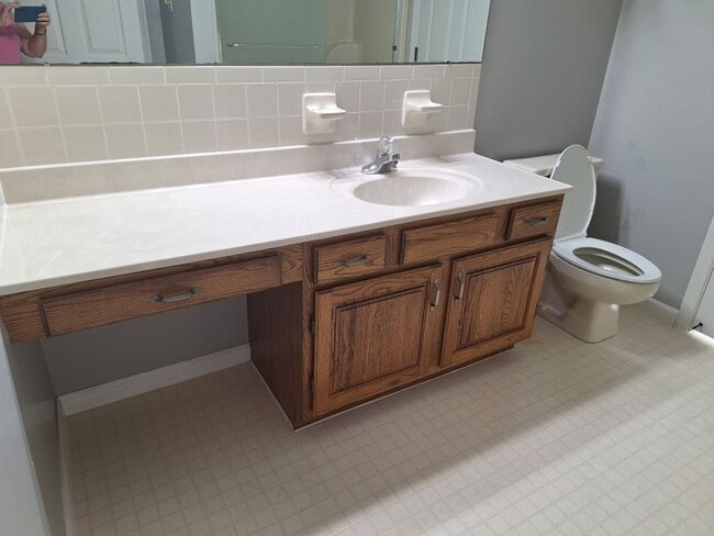 Building Photo - 4bd/3 bath located in desirable neighbor in Fox Den Subdivision in West Knoxville