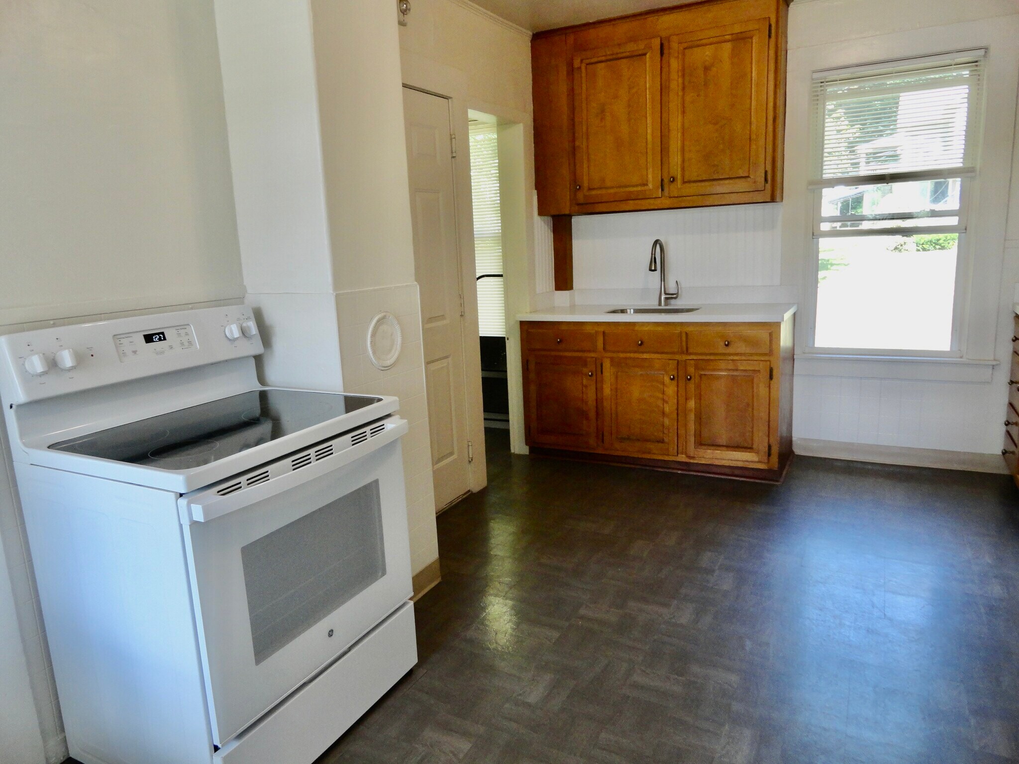 Building Photo - 68 Ingraham St