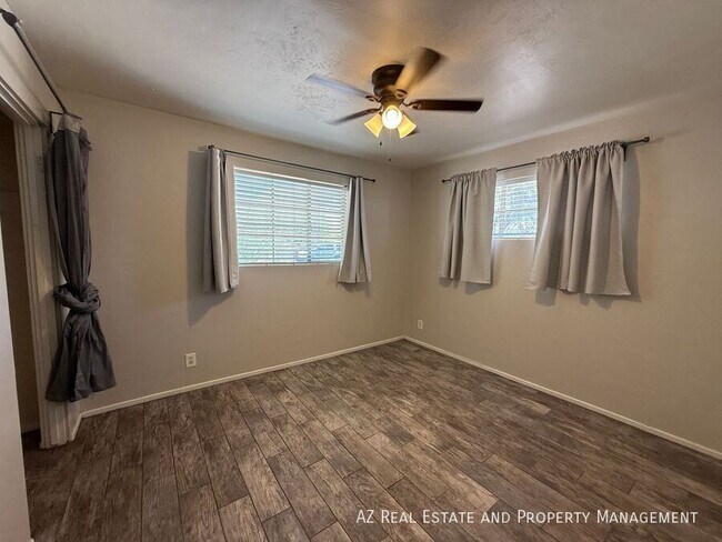 Building Photo - 1725 S Farmer Ave