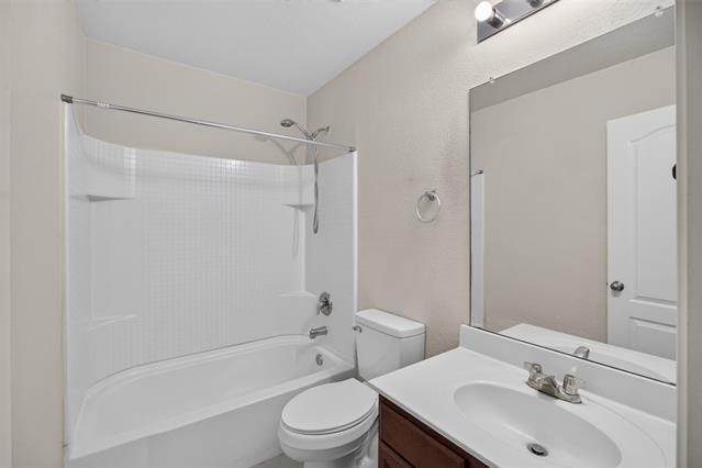 Building Photo - 2215 Splendor Ct