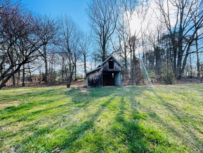 Building Photo - Available Now! North Lincoln Schools - 3 Bedrooms 2 Bath home on quiet street