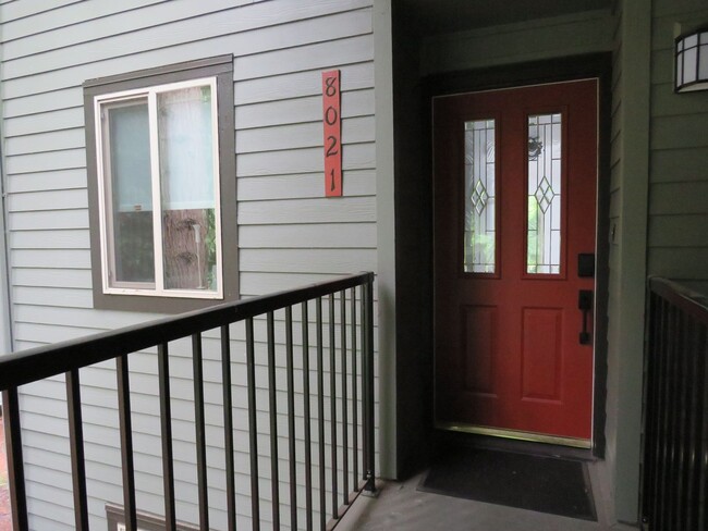 Building Photo - Redmond Modern & Updated 3bd/2bath Condo i...