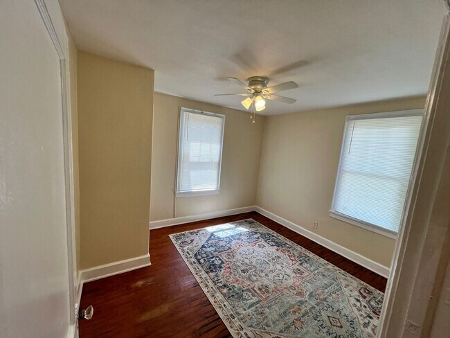 Building Photo - MOVE IN READY!