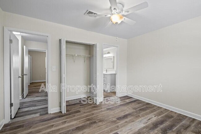 Building Photo - 11359 Bedford Oaks Dr