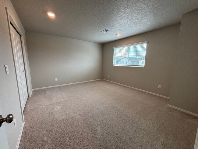Building Photo - Beautiful 4 Bed/2.5 Bath Plus Office with ...