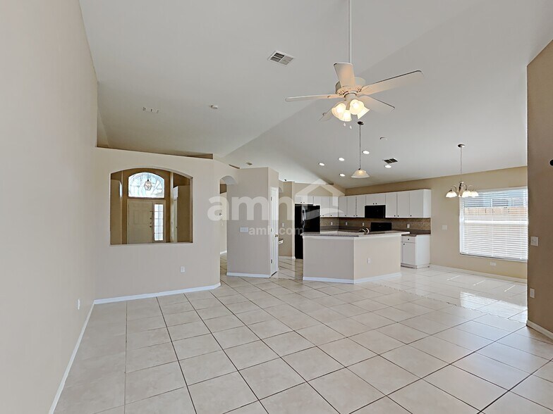 Building Photo - 16502 Lake Heather Dr