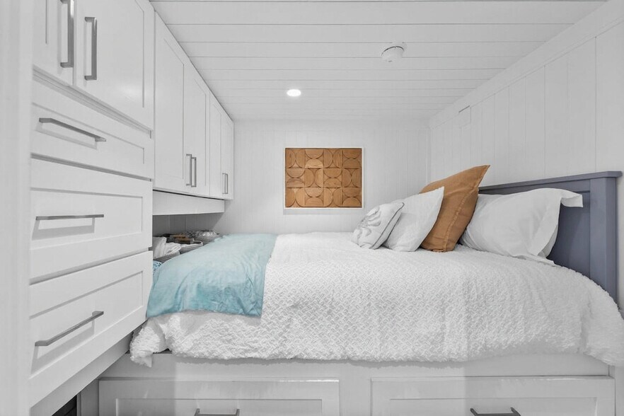 Building Photo - 17735 Front Beach Rd