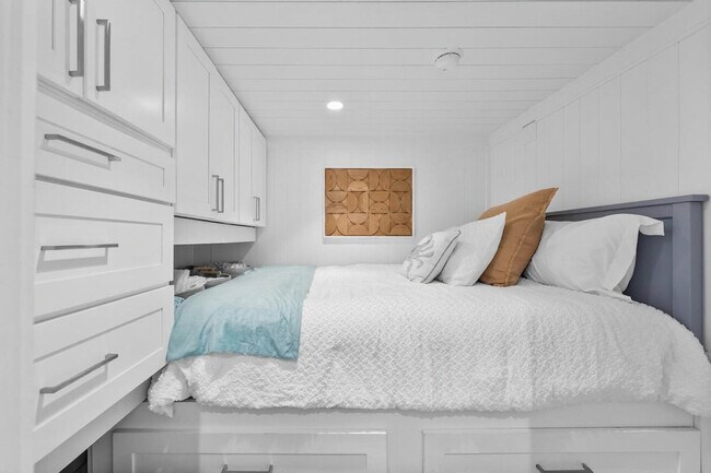 Building Photo - 17735 Front Beach Rd