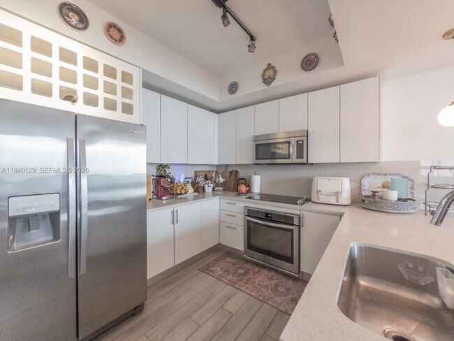 Building Photo - 999 SW 1st Ave