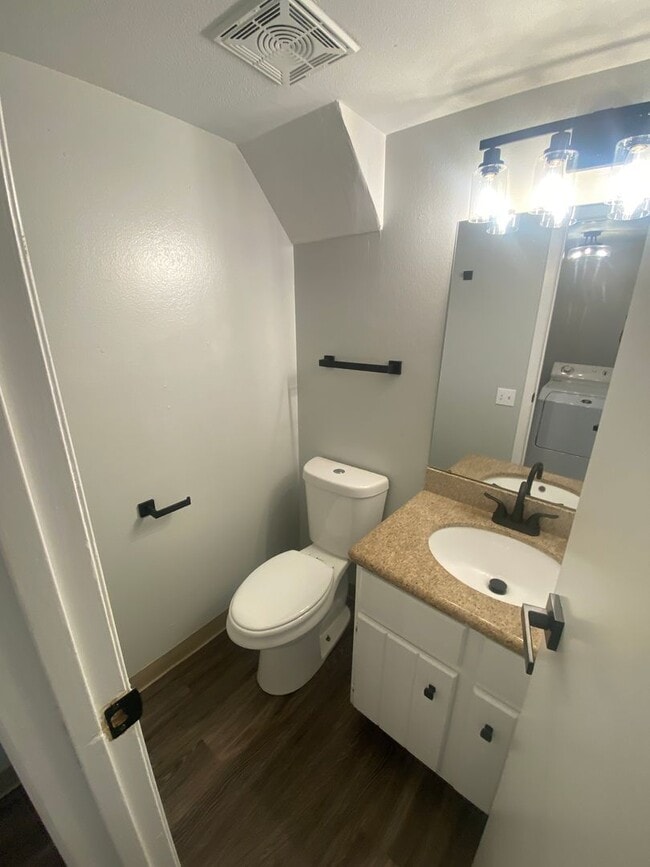 Building Photo - Renovated 3 bed, 2.5 bath Townhome in Aurora