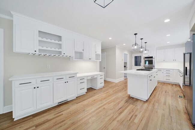 Building Photo - Beautiful Five Bed Three and Half Bath Hom...