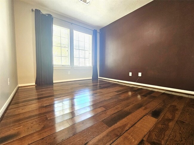 Building Photo - 1319 Park Wind Dr