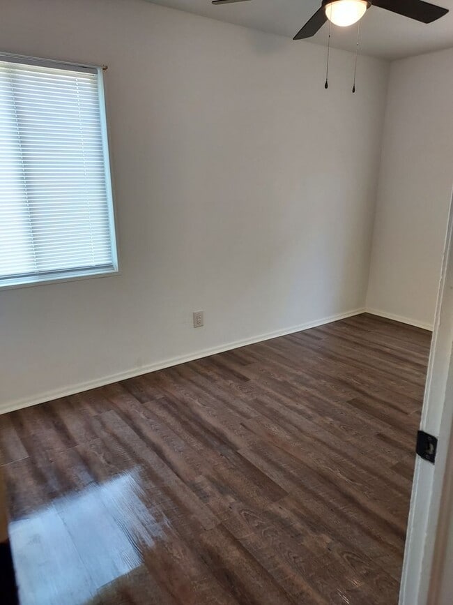Building Photo - Newly remodeled 3/1 walking distance to re...