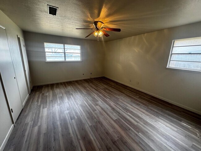 Building Photo - 4 Bedroom 3 Bathroom Ready To Rent!