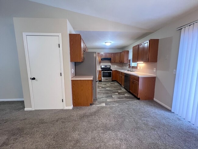 Building Photo - Rockford Schools! 3 Bedroom Duplex