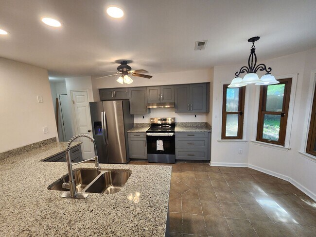 Building Photo - 4 Bedroom Home in Sought Out Neighborhood ...