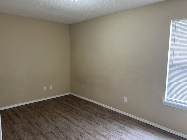 Building Photo - "Charming 3-Bedroom with 2 Full Baths in F...